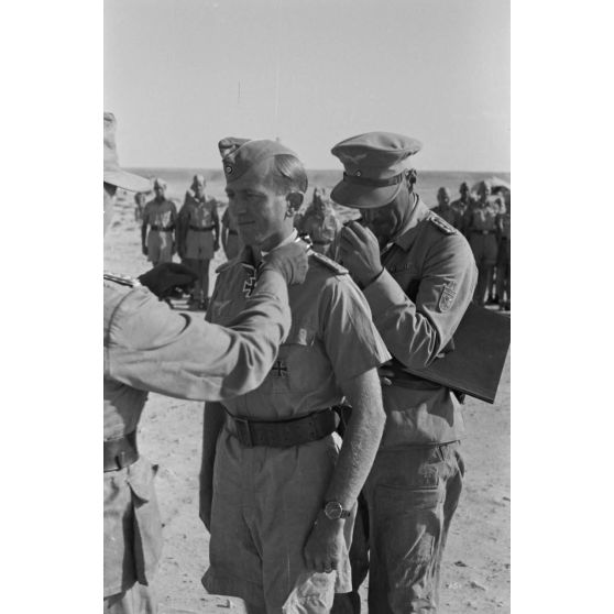 Le général Hans Seidemann remet la croix de chevalier de la croix de fer (Ritterkreuz) au capitaine (Hauptmann) Bernhard Hamester.