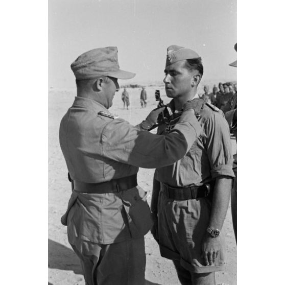 Le général Hans Seidemann remet la croix de chevalier de la croix de fer (Ritterkreuz) au capitaine Martin Mossdorf.