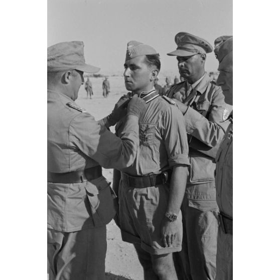 Le général Hans Seidemann remet la croix de chevalier de la croix de fer (Ritterkreuz) au capitaine Martin Mossdorf.