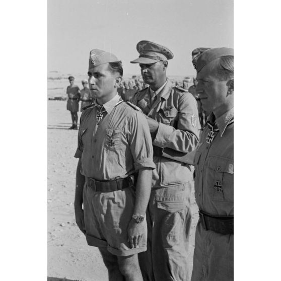 Le général Hans Seidemann remet la croix de chevalier de la croix de fer (Ritterkreuz) au capitaine Martin Mossdorf.