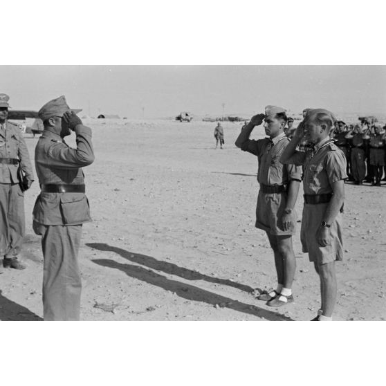 Le général Hans Seidemann salue les deux récipiendaires de la croix de chevalier de la croix de fer (Ritterkreuz).