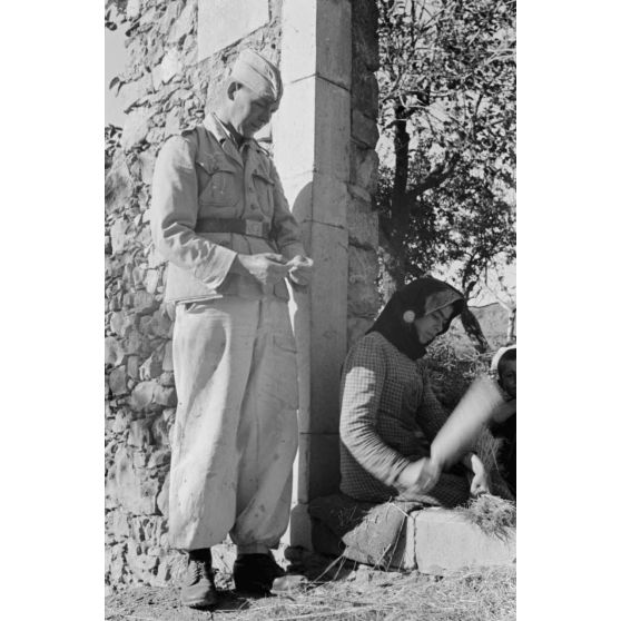 A Xidas, une femme récolte du lin.