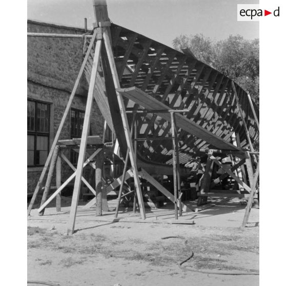 Un chantier naval sur les rives du Dniepr dans le secteur de Saporoshje (Zaporijie, Ukraine).