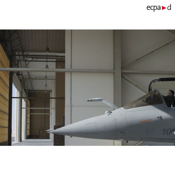 Un pilote se prépare à partir en mission à bord d'un avion Rafale depuis la base aérienne d'Al Dhafra (BA 104), aux Emirats arabes unis.
