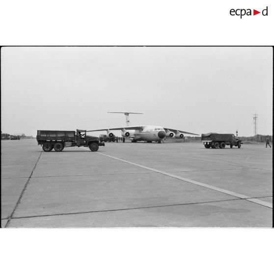 Sur la base de Solenzara, embarquement dans les avions de transport américains Starlifter C141 des véhicules GMC du 2e régiment étranger parachutiste (2e REP).<br> [Description en cours]