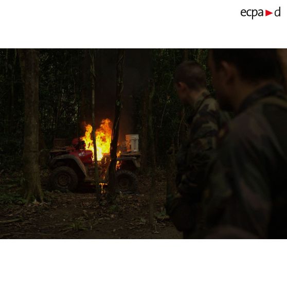 Destruction par le feu de véhicules quads découverts sur un site d'orpaillage à Maripasoula, en Guyane française.