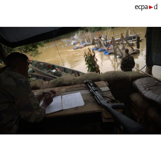 Un marsouin du 9e régiment d'infanterie de marine (9e RIMa) surveille les allées et venues depuis sa guérite au barrage Papa Constant à Maripasoula, en Guyane française.