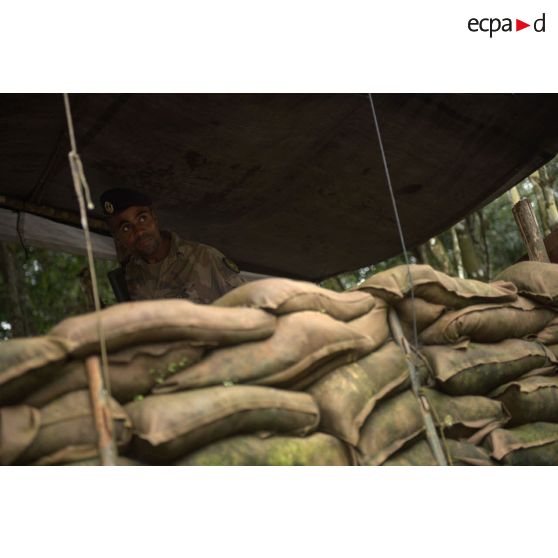 Un marsouin du 9e régiment d'infanterie de marine (9e RIMa) sécurise le périmètre depuis sa guérite au barrage Papa Constant à Maripasoula, en Guyane française.