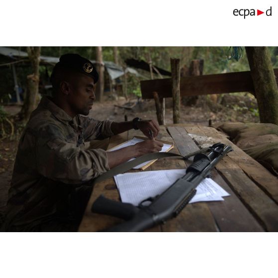 Un marsouin du 9e régiment d'infanterie de marine (9e RIMa) surveille les allées et venues depuis sa guérite au barrage Papa Constant à Maripasoula, en Guyane française.