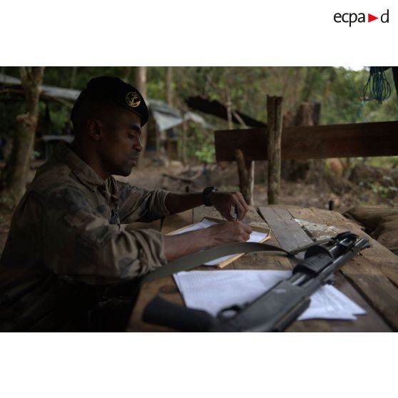 Un marsouin du 9e régiment d'infanterie de marine (9e RIMa) surveille les allées et venues depuis sa guérite au barrage Papa Constant à Maripasoula, en Guyane française.