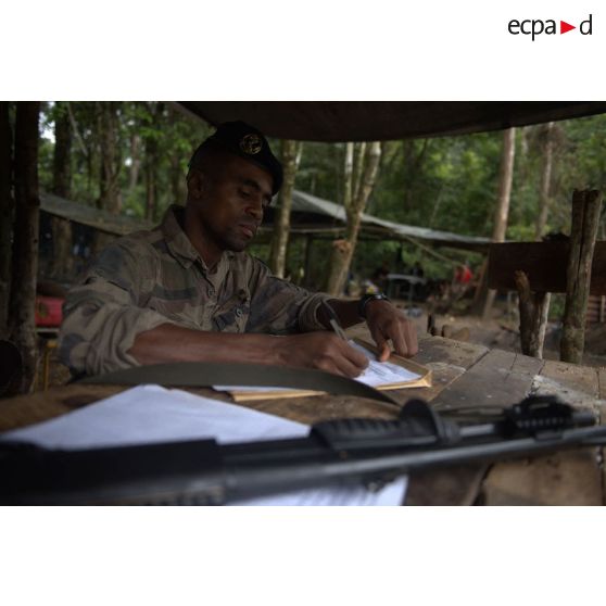 Un marsouin du 9e régiment d'infanterie de marine (9e RIMa) surveille les allées et venues depuis sa guérite au barrage Papa Constant à Maripasoula, en Guyane française.