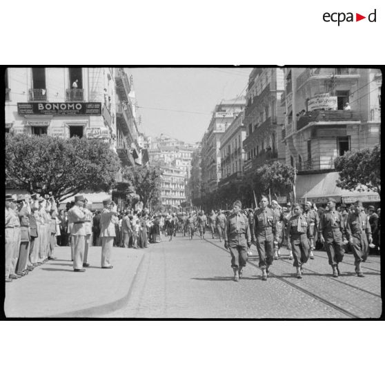 Le 7e régiment de tirailleurs algériens (RTA) défile devant les autorités militaires dans les rues d'Alger.