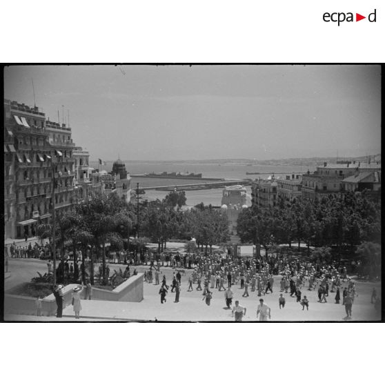 Vue panoramique du 1e régiment de tirailleurs algériens (RTA) qui défile rue Berthézène, à Alger.