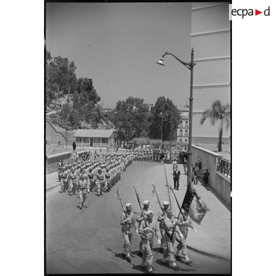 Le 1e régiment de tirailleurs algériens (RTA) arrive sur l'esplanade du gouvernement général de l'Algérie.