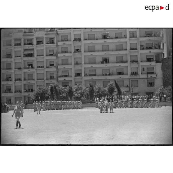 Le 1er régiment de tirailleurs algériens (RTA) arrive sur l'esplanade du gouvernement général de l'Algérie.