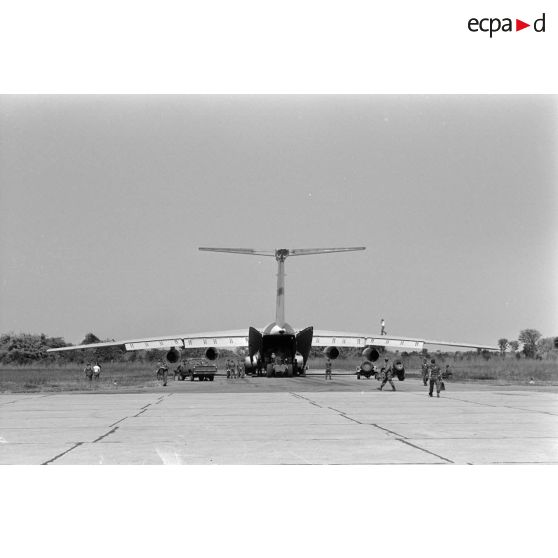 Déchargement d'un avion de transport américain Starlifter C141 en vue arrière sur l'aire de parking de l'aéroport de Lubumbashi. <br>[Description en cours]