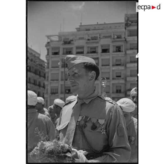 Portrait d'un officier qui arbore quatre médailles, sur l'esplanade du gouvernement général de l'Algérie.