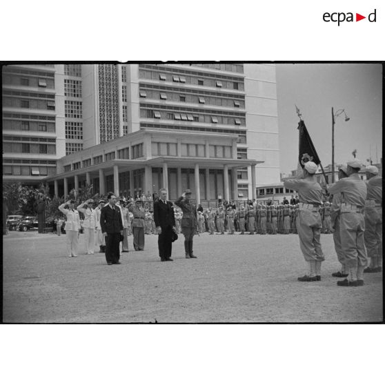 Le gouverneur général de l'Algérie Yves Chataigneau, assisté d'autorités civiles et militaires, salue le 1er régiment de tirailleurs algériens (RTA), sur l'esplanade du gouvernement général.
