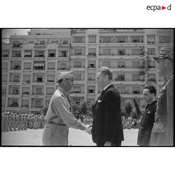 Le gouverneur général de l'Algérie Yves Chataigneau félicite un officier du 1er régiment de tirailleurs algériens (RTA), sur l'esplanade du gouvernement général.