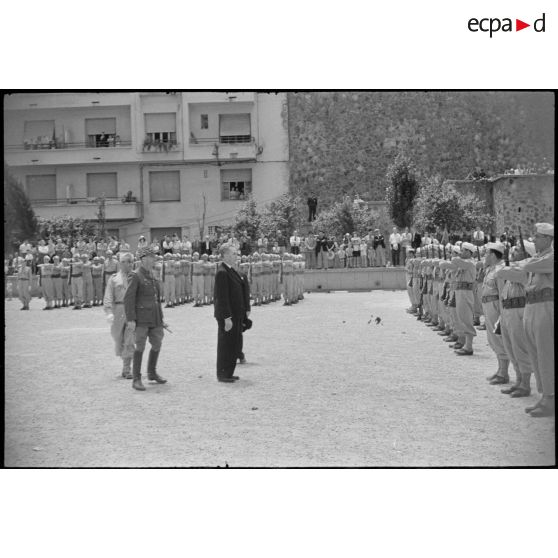 Le gouverneur général de l'Algérie Yves Chataigneau passe en revue les troupes du 1er régiment de tirailleurs algériens (RTA), sur l'esplanade du gouvernement général.
