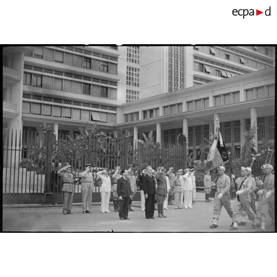 Le 1er régiment de tirailleurs algériens (RTA) défile devant le gouverneur général de l'Algérie Yves Chataigneau, assisté d'autorités civiles et militaires, sur l'esplanade du gouvernement général.