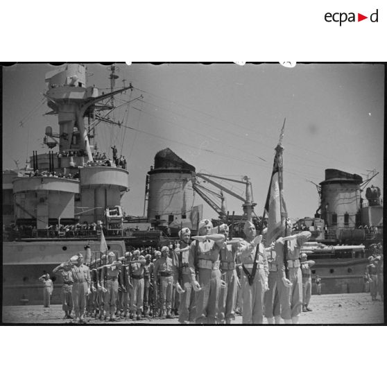 Le 1er régiment de tirailleurs algérien (RTA) défile devant le croiseur le Gloire, sur le port d'Alger.