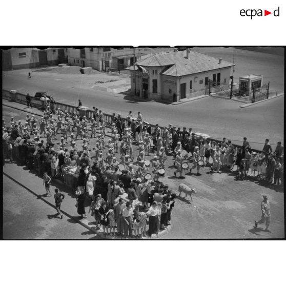 Défilé de la musique du 1e régiment de tirailleurs algériens (RTA) sur le port d'Alger.