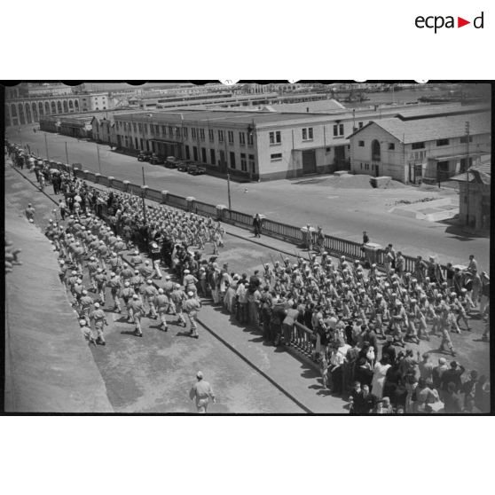 Vue aérienne du défilé des troupes du 1e régiment de tirailleurs algériens (RTA) sur le port d'Alger.