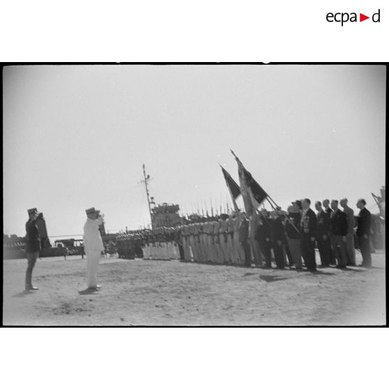 Le général de corps d'armée Henry Martin, commandant le 19e corps d'armée (CA), salue les anciens combattants, sur le port d'Alger.