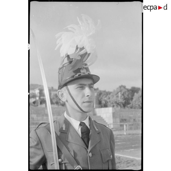 Portrait d'un saint-cyrien nouvellement promu portant casoar et sabre.