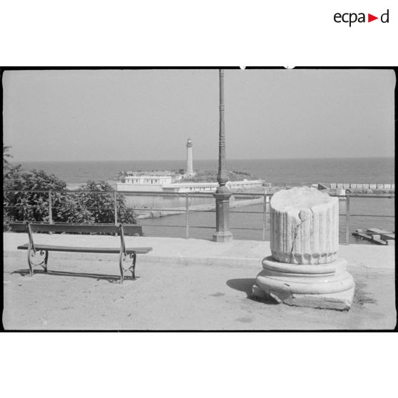 Vue du jardin, du phare et du théâtre antique de Cherchell.