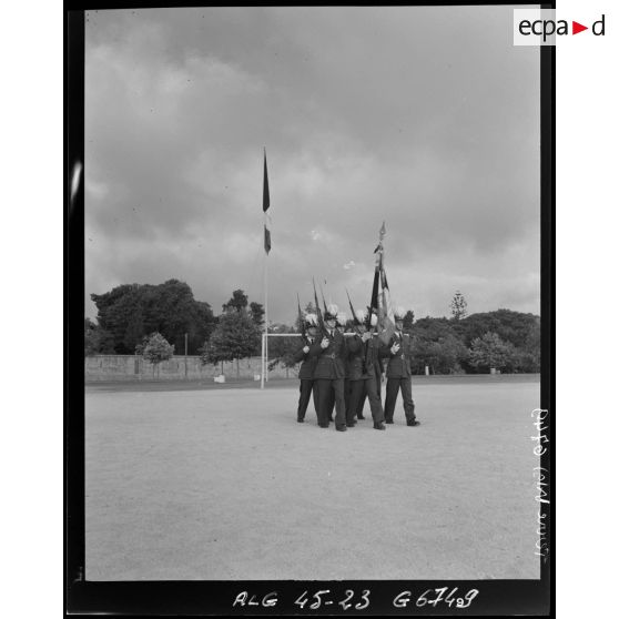 Remise du drapeau par la promotion Veille au drapeau à la promotion Rome Strasbourg.