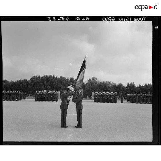 Remise du drapeau par la promotion Veille au drapeau à la promotion Rome-Strasbourg. [légende d'origine]