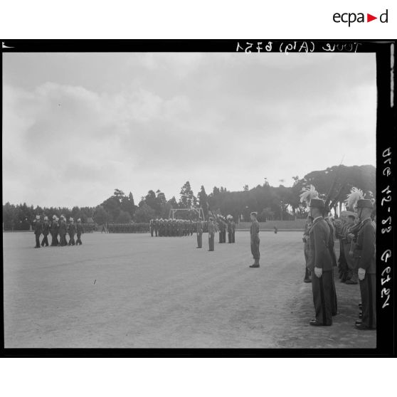 Le défilé après la remise du drapeau par la promotion Veille au drapeau à la promotion Rome-Strasbourg.