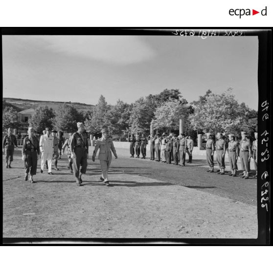 Le général de corps d'armée Henry Martin passe en revue la promotion Rhin Français.