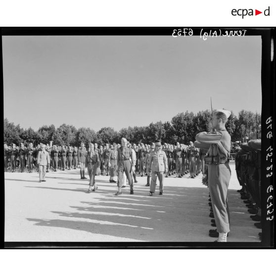 Le général de corps d'armée Henry Martin passe en revue les élèves officiers de l'Ecole interarmes de Cherchell.