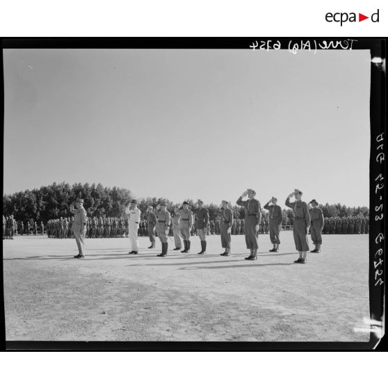 Le général Henry Martin salue les couleurs.