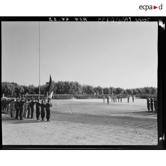 Le général de corps d'armée Henry Martin et le général de brigade Raymond Duval saluent les couleurs sur la place d'armes de Cherchell où les élèves sont regroupés.