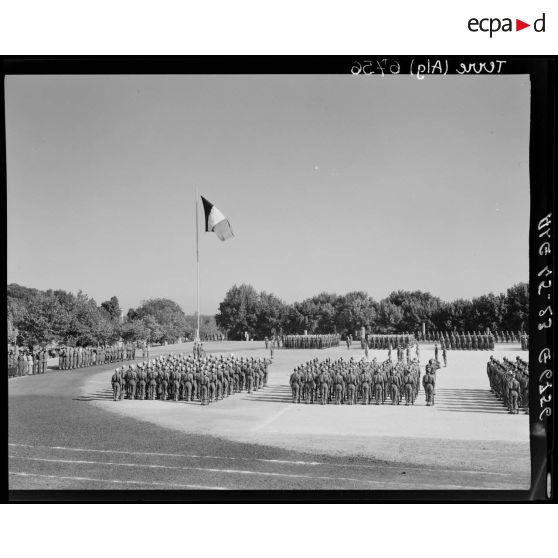 Le général de corps d'armée Henry Martin et le général de brigade Raymond Duval saluent les couleurs sur la place d'armes de Cherchell où les élèves sont regroupés.