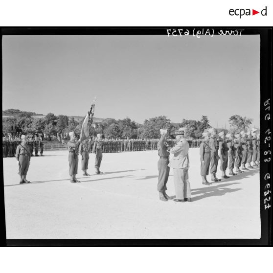 Le général de corps d'armée Henry Martin décore les officiers de la promotion Rhin Français.