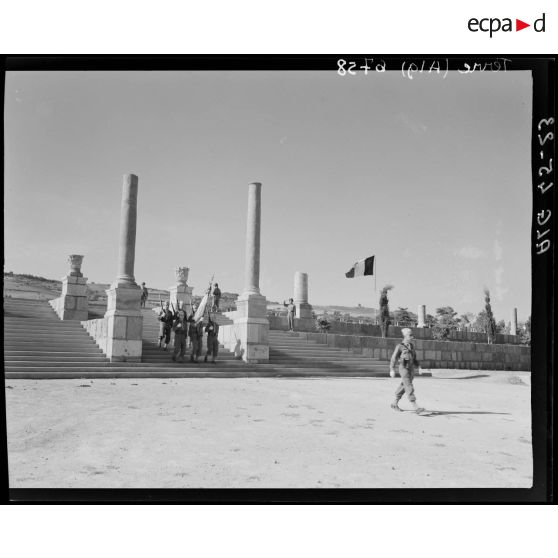 La garde au drapeau de la promotion Rhin Français quitte le stade.