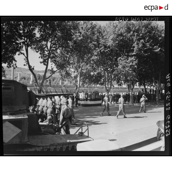 Défilé des élèves officiers devant la tribune présidentielle.