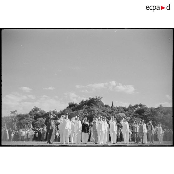 Les personnalités officielles saluent pendant l'exécution des différentes musiques.