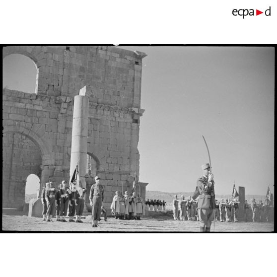 Le général Raymond Duval présente la 3e DIA aux autorités civiles et militaires.