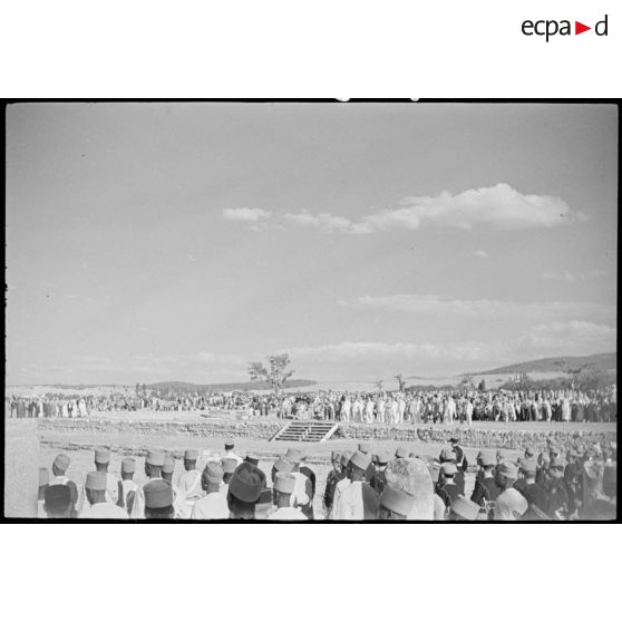 Autorités civiles et militaires pendant le défilé dans les ruines de Lambese.