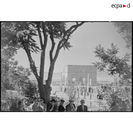 Vue des ruines de Lambese durant les préparatifs du cérémonial en l'honneur de la 3e DIA.