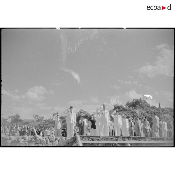 Salut du général Henry Martin pendant une cérémonie en l'honneur de la 3e DIA.