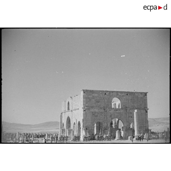 Le pratorium ; les étendards devant le pratorium.