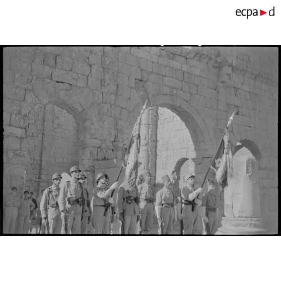 Les étendards devant le Pratorium. [légende d'origine]