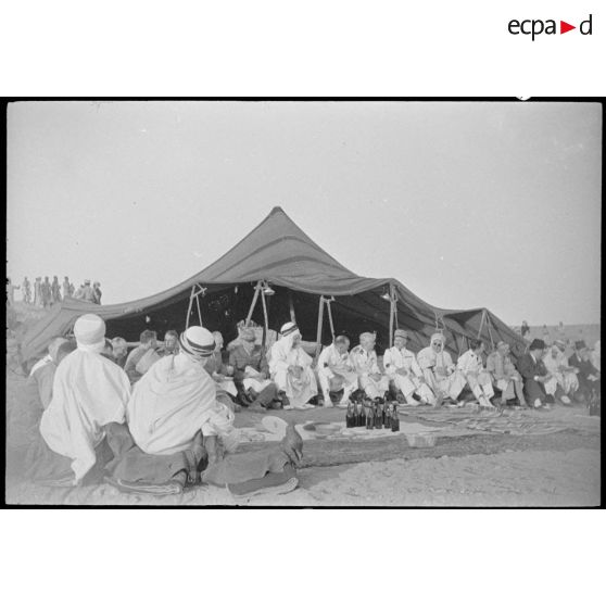 Une réception réunit les personnalités civiles et militaires.